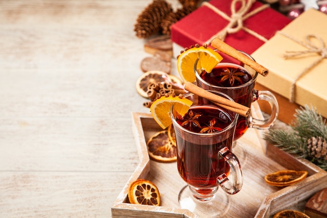 pexels-george-dolgikh-1666061 drinks gluehwein